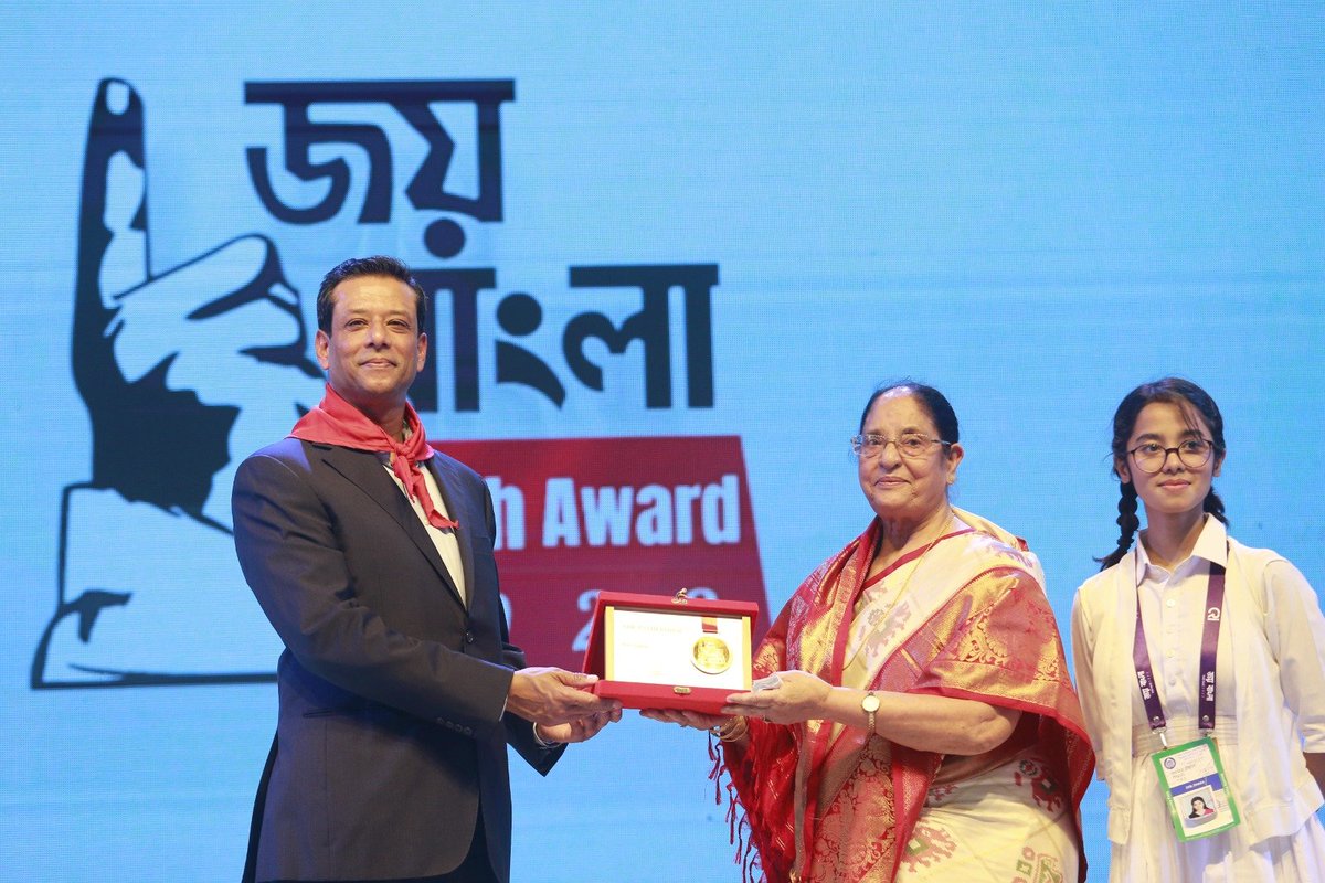 12 youth organisations in #Bangladesh have won the Joy Bangla Youth Award 2023. On 18th November, the Prime Minister's ICT Adviser and the Chairman of @crihere, <a href="/sajeebwazed/">Sajeeb Wazed</a>  presented the awards to the recipients. CRi and <a href="/YoungBangla/">Young Bangla</a> initiated this award in 2015. This year,