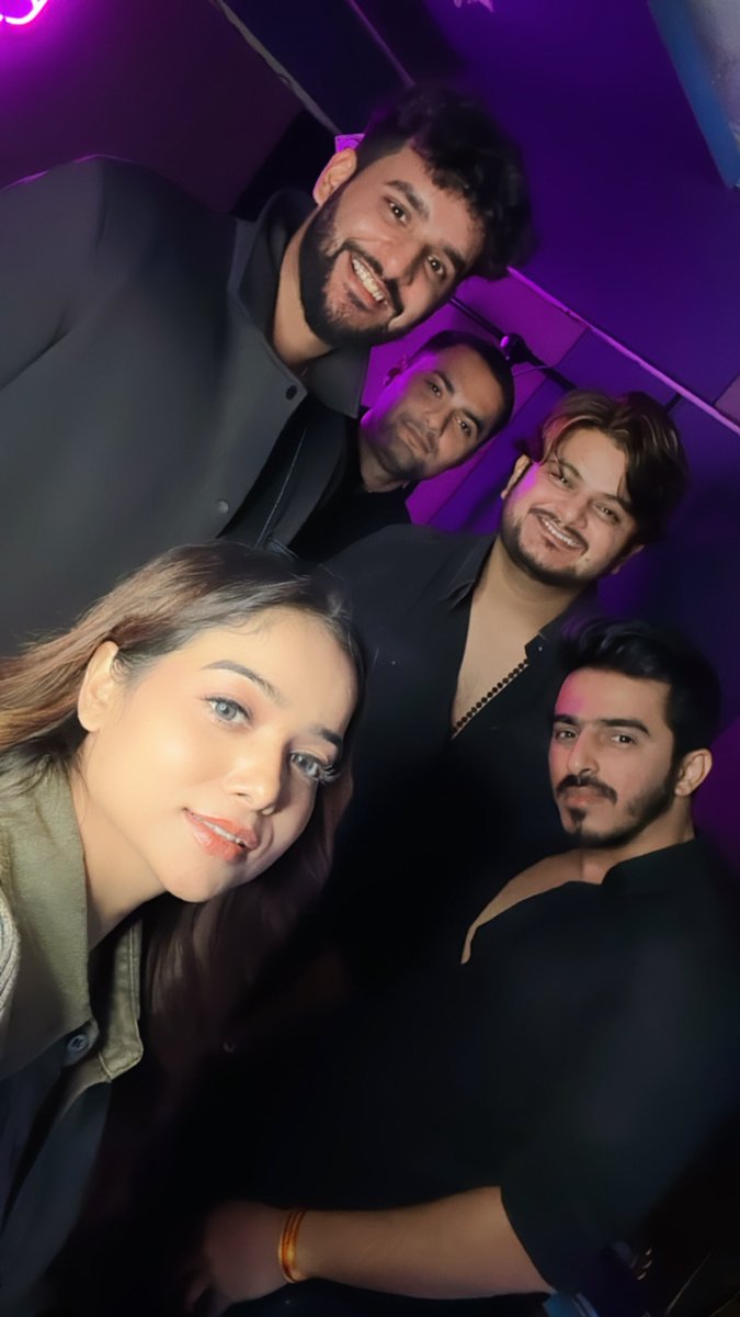 JasusKing's tweet photo. An evening of beautiful souls, endless conversations, and the highlight: witnessing THE LEGEND speak. Grateful for these moments etched in inspiration and connection. 🌟 

#FukraInsaan #ManishaRani #vishalmishra https://t.co/NHRCadBMa7