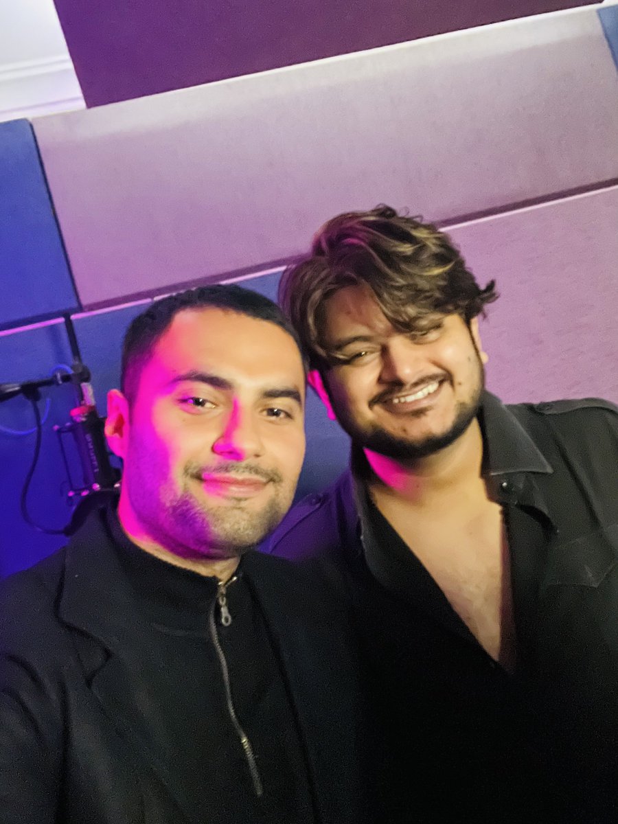 JasusKing's tweet photo. An evening of beautiful souls, endless conversations, and the highlight: witnessing THE LEGEND speak. Grateful for these moments etched in inspiration and connection. 🌟 

#FukraInsaan #ManishaRani #vishalmishra https://t.co/NHRCadBMa7