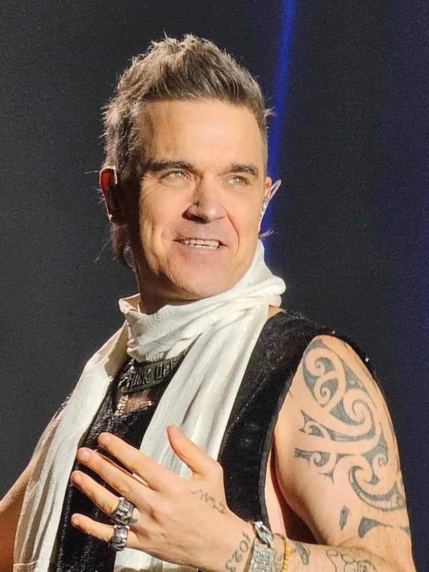 Rachelbrooke25's tweet photo. These incredible 4 pictures were taken by Carole Branton, the lady Robbie sang "She's The One" to at the first Brisbane night at Sirroment Winery in Mount Cotton.
Many thanks for permission to publish them, Carole 🤗
#RobbieWilliams #XXV #XXVTOUR #adayonthegreen https://t.co/1pmBYmquue