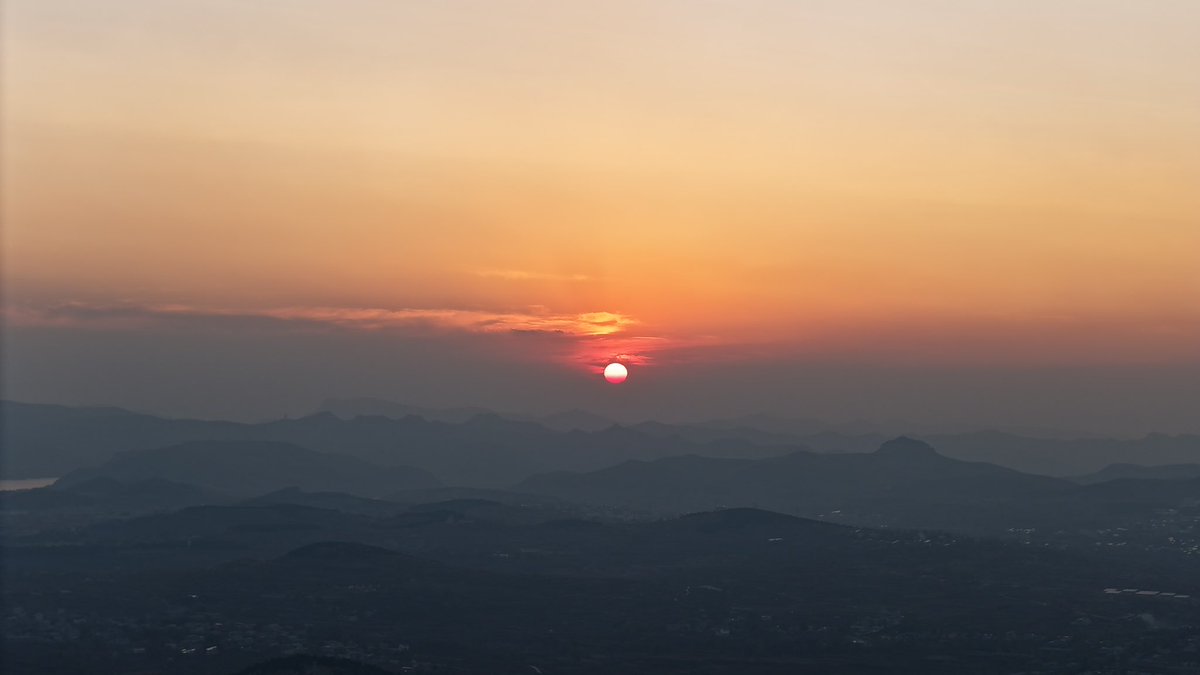 yayishe's tweet photo. The sunset on the mountaintop ⛰️#travel #emotion #me #beautiful #scenery #love #happly #photoftheday #landscape #attractions #風景 #旅行 https://t.co/rODZVndc0h