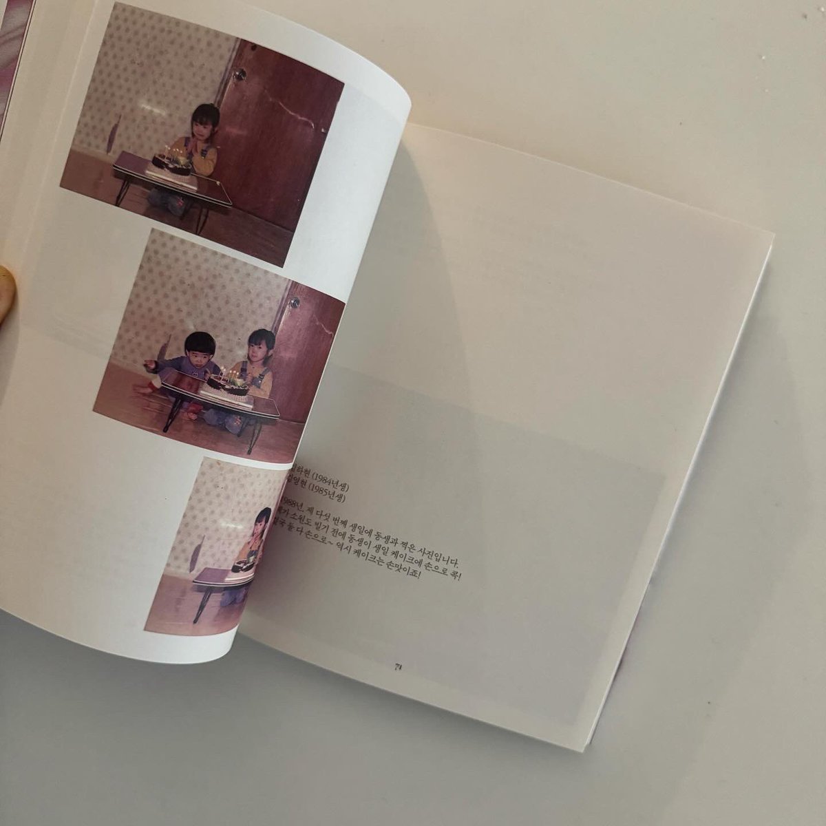 <생일 축하합니다>는 111명의 생일 사진과 사연을 수집해 기록한 책이다. 단순히 생일 사진을 나열한 것이 아닌 생일 사진을 통해 1970~1990년대 한국 가정의 생활상과 한국적 스타일의 케이크 변천사도 볼 수 있는 아카이브북이기도 하다.

m.smartstore.naver.com/justorage/prod…