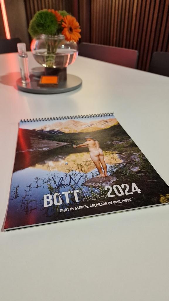 A special delivery from <a href="/ValtteriBottas/">Valtteri Bottas</a>... 🍑🤣

Thanks Valtteri and amazing job on raising money for <a href="/Movember/">Movember USA</a>, such a fantastic cause. 👏

#LasVegasGP 🇺🇸