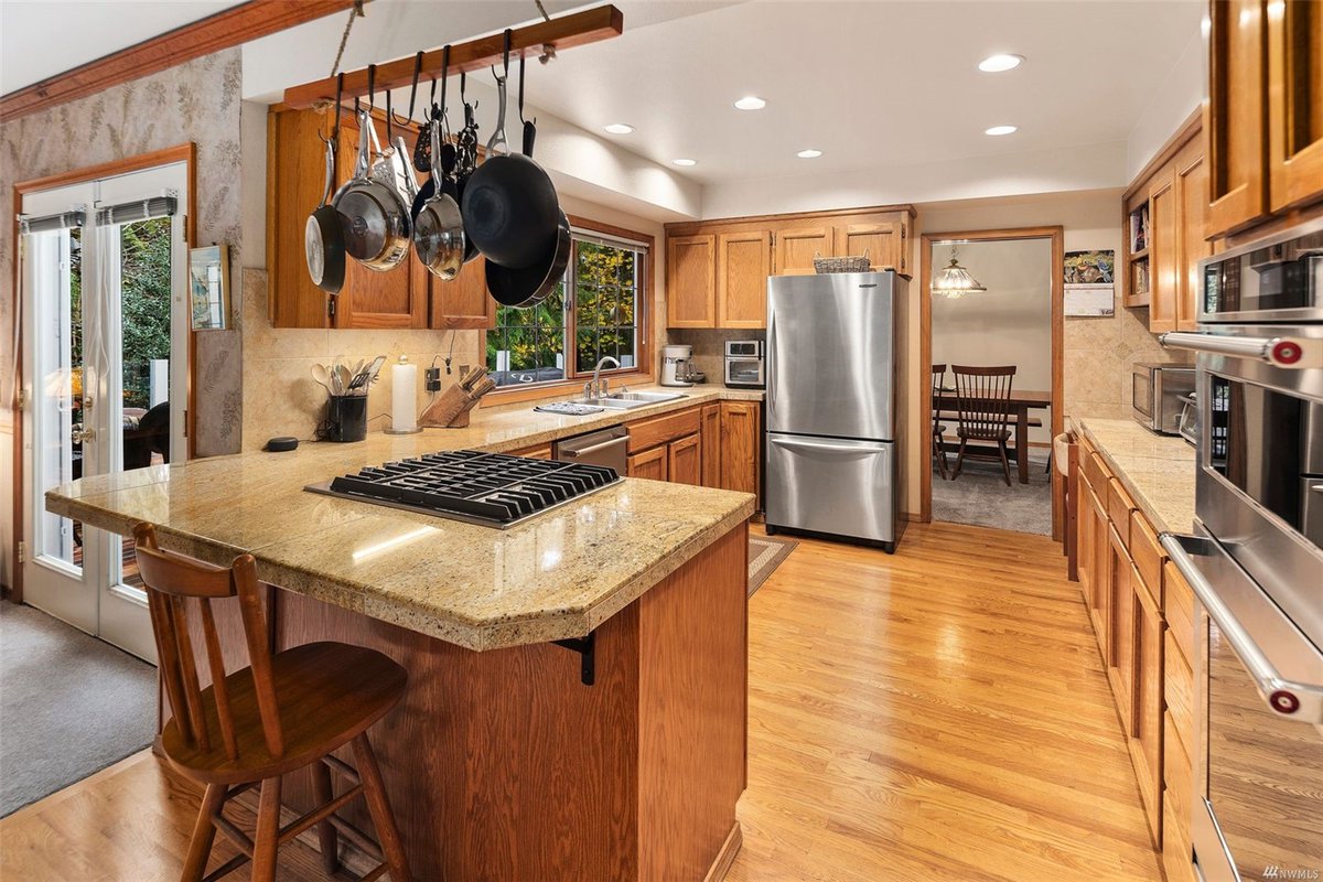 Mike_n_Morgan's tweet photo. OPEN HOUSE, Sunday 11/19
Noon to 3pm 21206 NE 4th St, Sammamish
This 3 bed, 3.5 bath home offers seclusion, privacy &amp; serenity to make a nature enthusiast's dreams come true. 3 spacious decks capture morning sunrise &amp; evening sunset.
#HouseHuntingWA #MikenMorgan https://t.co/3NzoKxFRpE
