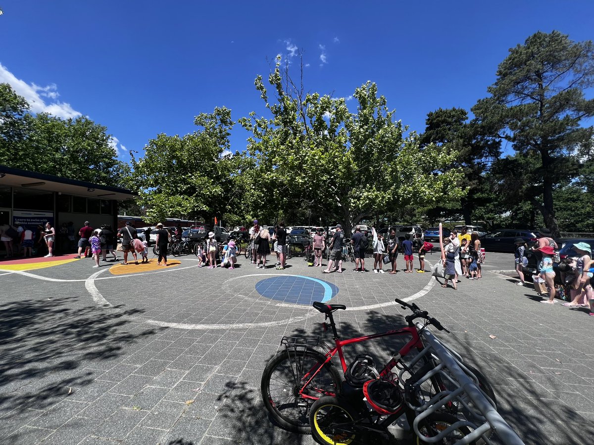 elbaroni's tweet photo. Could someone from the @actgovernment or @TCCS_ACT tell me why I’m waiting with my kids in the sun at Dickson pool instead of swimming?

Hopeless. This is an unacceptable level of service. 

@ElizabethLeeMLA @canberratimes — pressure please. https://t.co/uUt0qwqPM1
