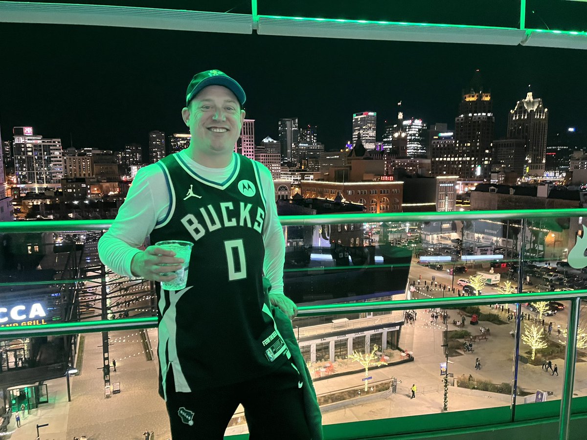 BucksDunkin's tweet photo. Nice W for the #1000thgame. Crazy one. Back to back games for bucks vs mavs ion 2 days rest https://t.co/oLEWpKomTO