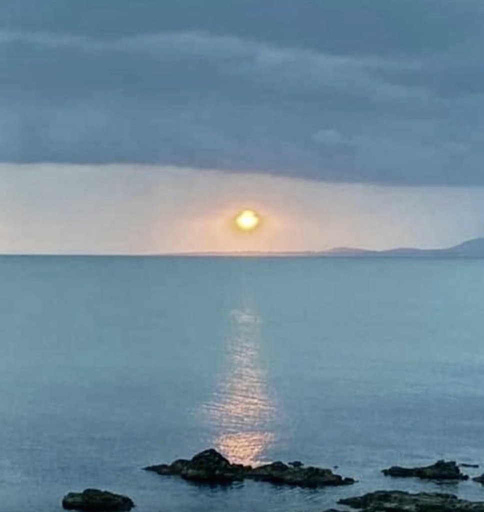 alejandrocsome's tweet photo. Mira para arriba si la soledad te apuna, que si no la arma el sol, la arma la luna. https://t.co/2YESERQcY1