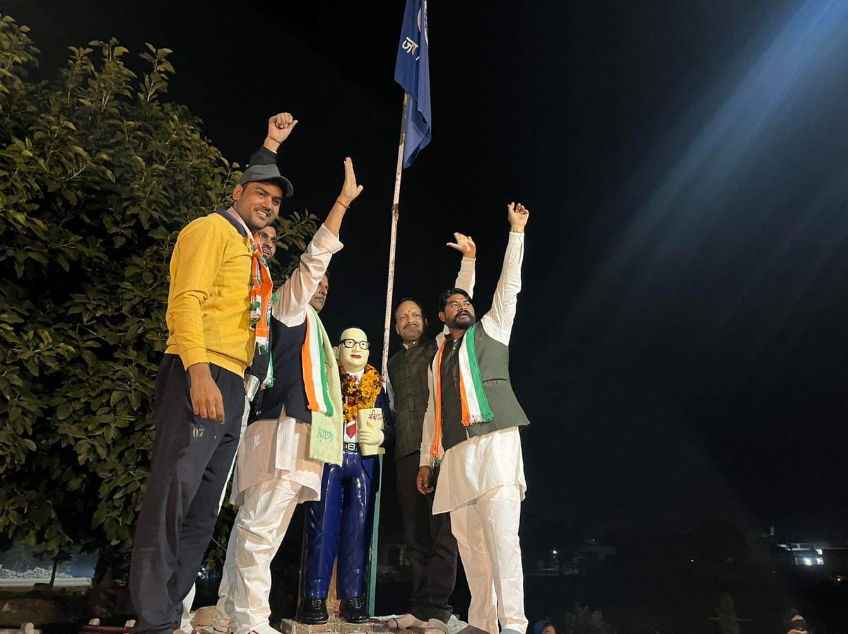खुदनपुरी जोहड़ पर श्री भवर जितेंद्र सिंह को और अजय अग्रवाल को 51 मी. का साफा पहनाकर स्वागत किया गया और साथ ही अजय अग्रवाल को चाँदी का मुकुट के साथ अभिनंदन किया।।
#काम_किया_दिल_से_कांग्रेस_फिर_से 
#विकास #अलवर