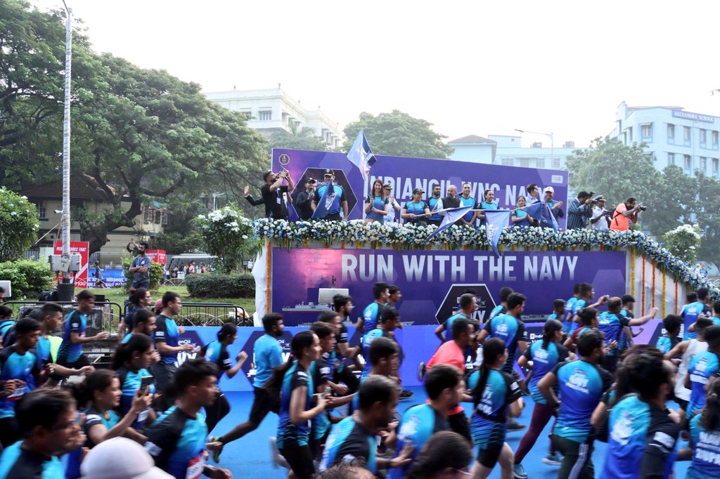DefPROMumbai's tweet photo. @indiannavy @SpokespersonMoD @IndiannavyMedia @NWWA_INDIANNAVY @IN_WesternFleet @IN_WNC @DDNewslive @airnewsalerts @MumbaiPolice @mybmcedu #NavyWeek2023
#NavyHalfMarathon
The 5km #Frigate run was flagged off by VAdm Sanjay Bhalla, Chief of Staff #WNC as thousands more match stride to #RunwiththeNavy. (3/n)
#FitIndia #IndianNavy #Mumbai
@IN_WNC https://t.co/laXb5Hwpep