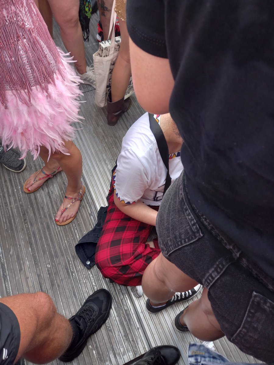 choquei's tweet photo. 🚨ATENÇÃO: Fãs de Taylor Swift que estiveram ontem (18) no estádio Nilton Santos sofreram queimaduras de segundo grau na perna após caírem em placas de metal que estavam no chão na pista do evento. https://t.co/1AYpjcoK1g
