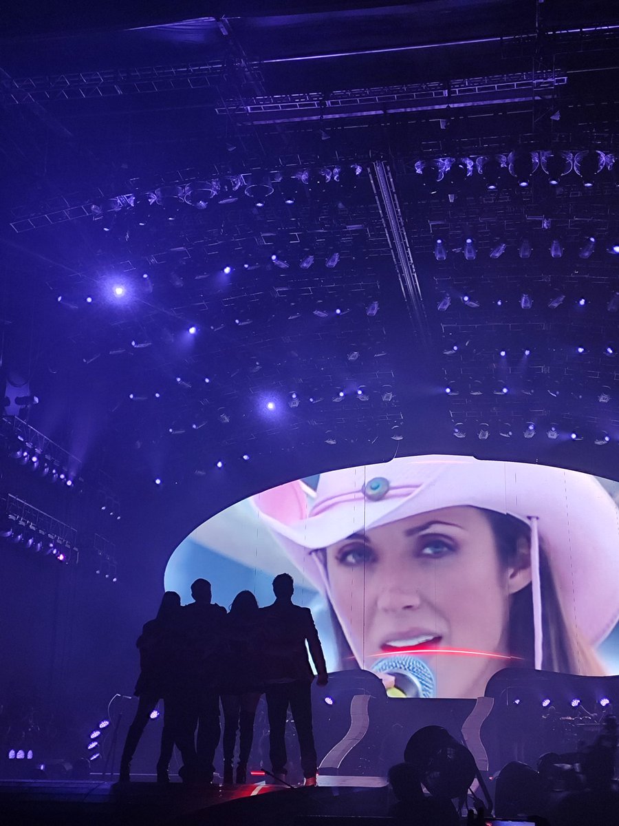 latnpop's tweet photo. Apenas essa foto que eu tirei do RBD hoje. https://t.co/81HTpWSp33