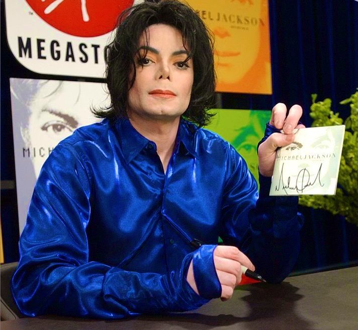 LuvInvincible's tweet photo. This Friday on @STATIONHEAD 
11/24/23 @ 6pm EST

The Moonwalkers are having an INVINCIBLE album listening party. 

iamJenJaxn &amp; @TVHolicJay will listens to the album track &amp; will break down each song.

#TeamInvincible it’s your turn to represent 💙🦋

https://t.co/2PcnyCpr7X https://t.co/IdtEdtTky7