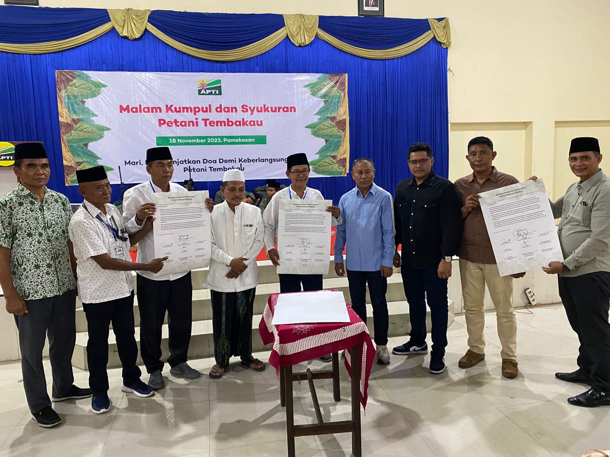 Jaga__NKRI's tweet photo. Ini jelas namanya perlakuan diskriminatif . Hak ekonomi petani terancam karena peraturan RPP Kesehatan yang semena-mena. Harusnya petani dirangkul, dilindungi, didengarkan suaranya #DoaPetaniTembakau #PetaniDizolimiRPPKesehatan

@DPR_RI mana pembelaanmu wahai wakil rakyat? https://t.co/PADIHusRKo