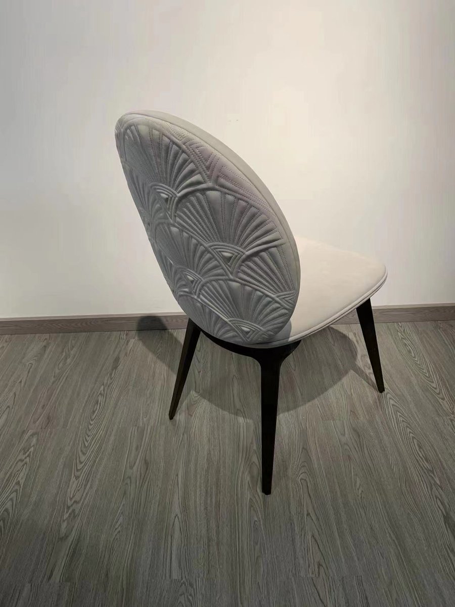 LianmaoFurn's tweet photo. 🌿Experience the comfort of soft textures and gentle folds, reminiscent of autumn leaves swaying in a breeze. Let the #LeafChair be your cozy corner for dining, bringing the beauty of nature to your meals. #NaturalElegance #HomeDesign https://t.co/Db9BOrfZmx
