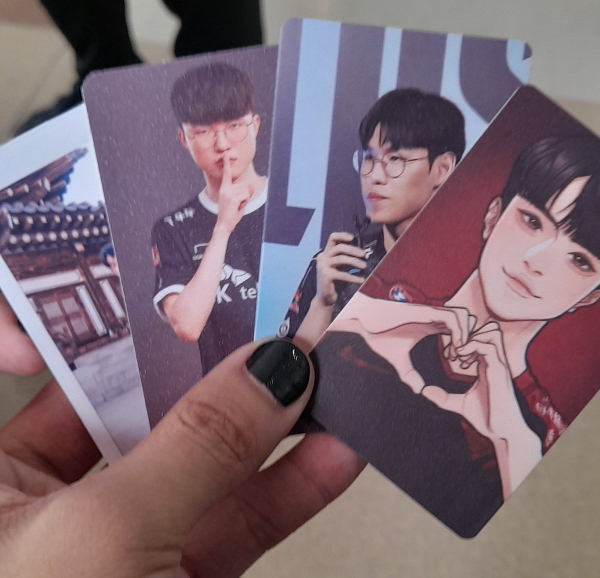 koefukase's tweet photo. THANK YOU PO SA PHOTOCARDS ATE @RASCALHEICHOU!!! https://t.co/LRAnVwbPLU