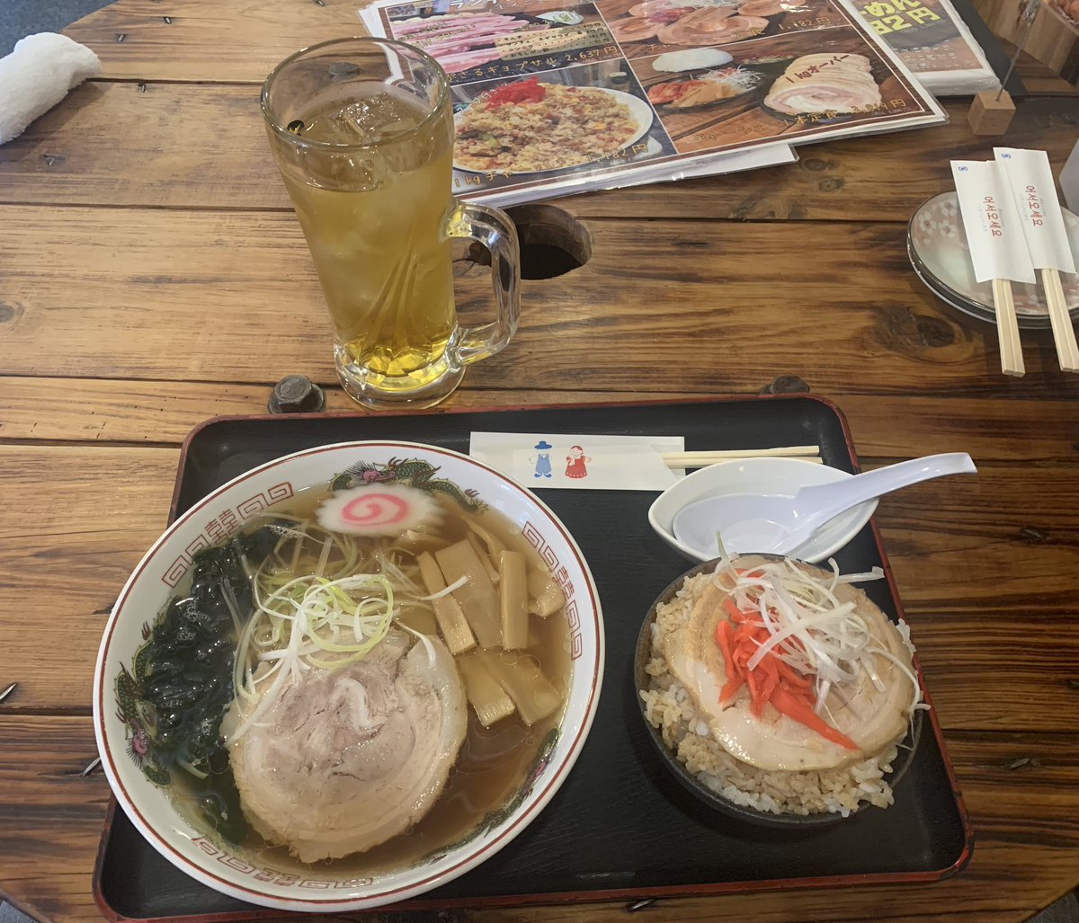 teketen1228's tweet photo. 今日の昼食は、知る人ぞ知る
豚どんちゃん２号店
とても大盛りは無理だと思い
佐野ラーメンとミニチャーシュー丼
ラーメンもチャーシュー丼もとても
美味しかったです。
ただ、ミニのはずが普通のお茶碗
山盛り一杯ありました。
流石は豚どんちゃん２号店
まいりました。 https://t.co/MIFdrGePg3