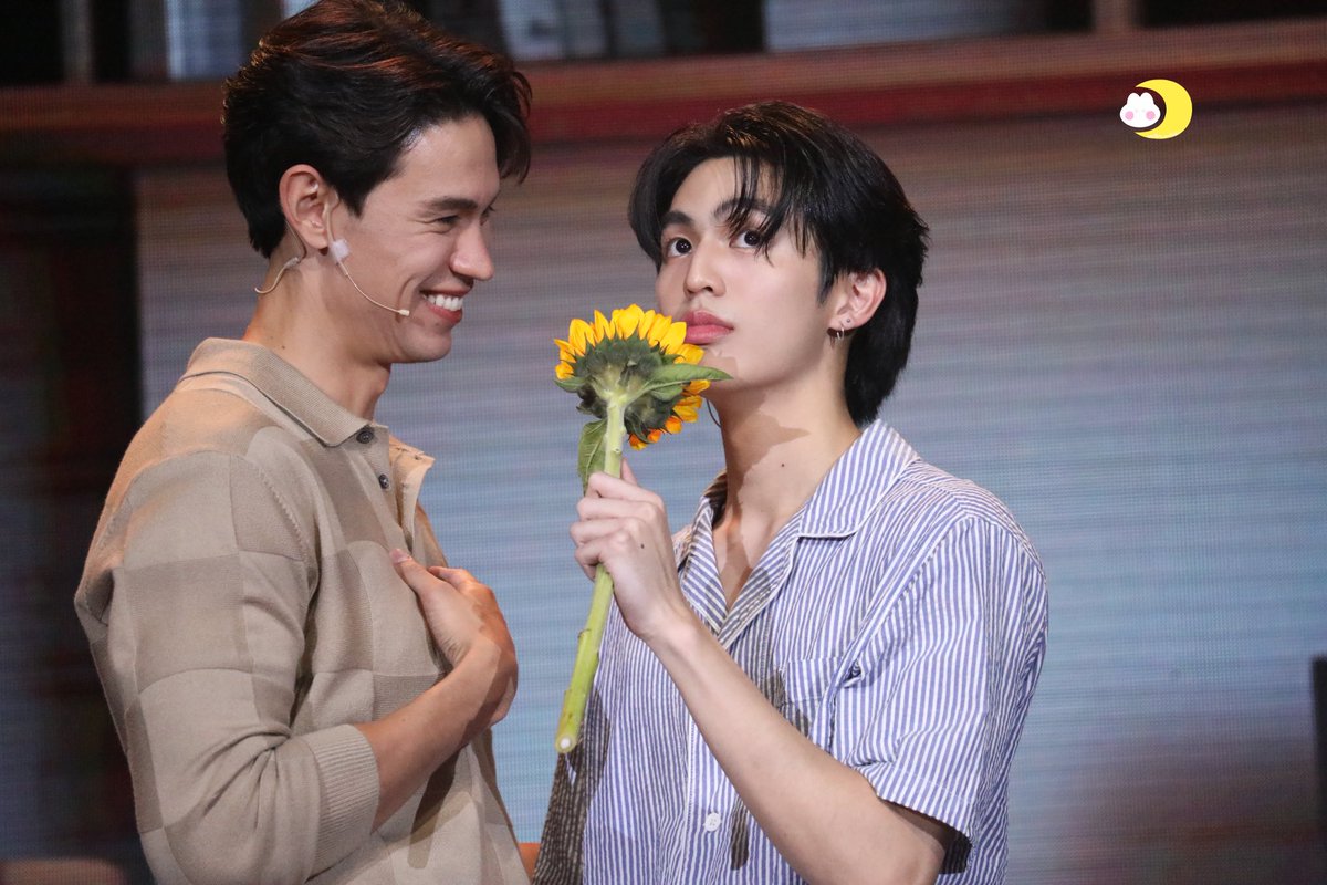 Maaw_wRay's tweet image. Morning whispers new stories✨
Dreams weave through reality💗
Quiet moments loud thoughts🦋
#StepByStepOuting
#ManBen #แมนเบน
#ManTrisanu @pocketmann11 
#BenBunyapol @bbenlk