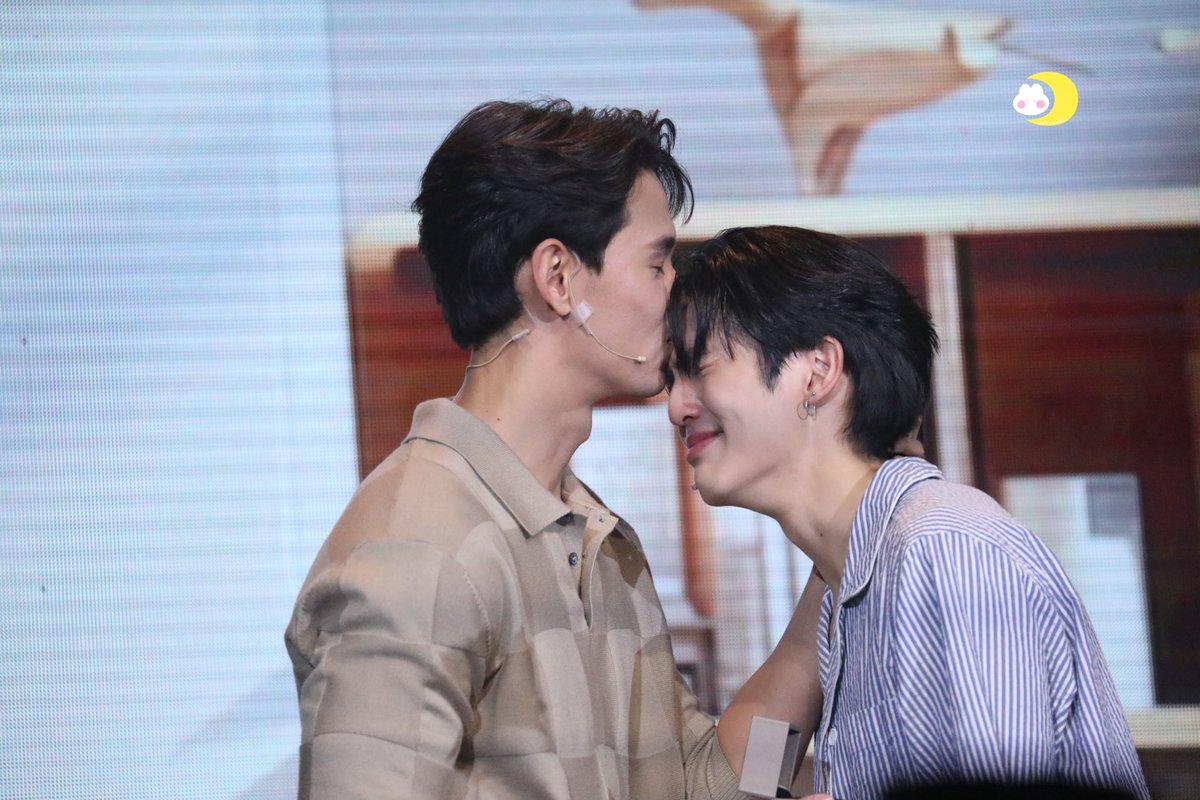 Maaw_wRay's tweet image. Morning whispers new stories✨
Dreams weave through reality💗
Quiet moments loud thoughts🦋
#StepByStepOuting
#ManBen #แมนเบน
#ManTrisanu @pocketmann11 
#BenBunyapol @bbenlk