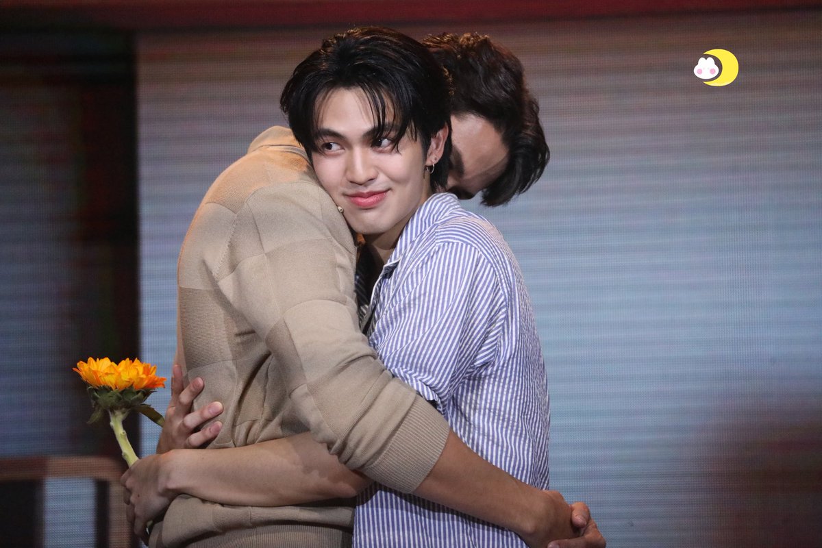 Maaw_wRay's tweet image. Morning whispers new stories✨
Dreams weave through reality💗
Quiet moments loud thoughts🦋
#StepByStepOuting
#ManBen #แมนเบน
#ManTrisanu @pocketmann11 
#BenBunyapol @bbenlk