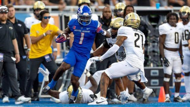Boise State rushing attack went OFF tonight in their win over USU. 

George Holani:
- 15 carries 
- 178 yards
- 2 TD

Ashton Jeanty:
- 12 carries
- 85 yards
- TD

Jambres Dubar:
- 10 carries
- 57 yards 
- TD

Boise State is now bowl eligible. 🔥