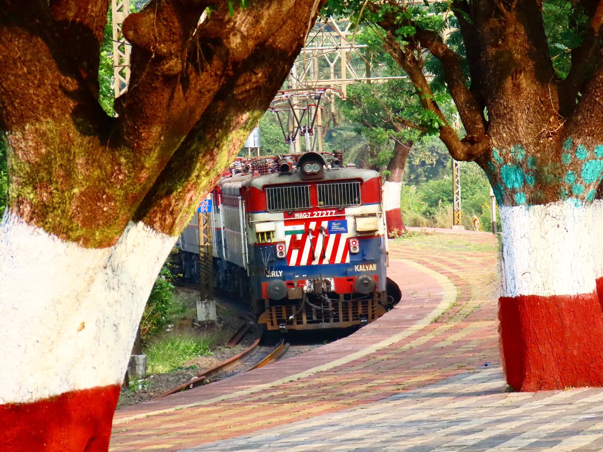 18-11-23 Khandala Stn. 
#wag7 #Bankers #missyousachin #indianrailways #centralrailway #locomotive #railfanning #trainspotting #instarail #trending #weekend #satisfying #love #lonavala #khandala #canon #sx70hs