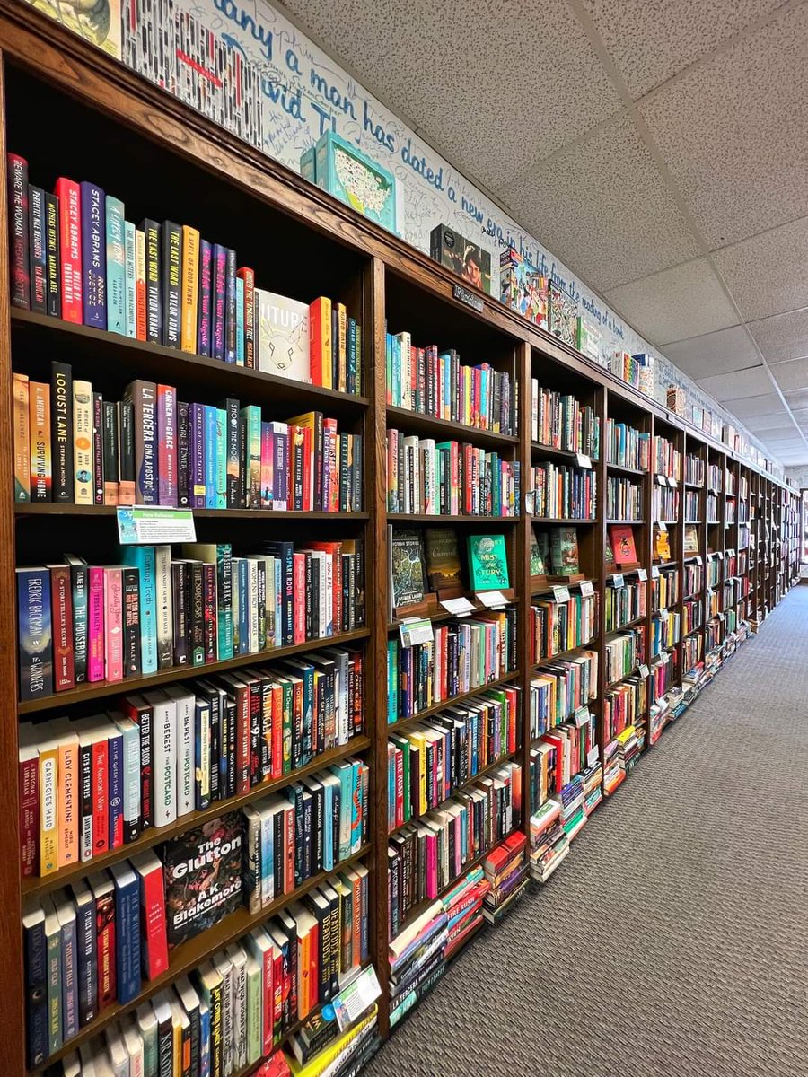 Bibliomaniatico's tweet photo. "El dinero no da la felicidad dicen, pero ayuda a comprar libros" https://t.co/maKuwruvW1