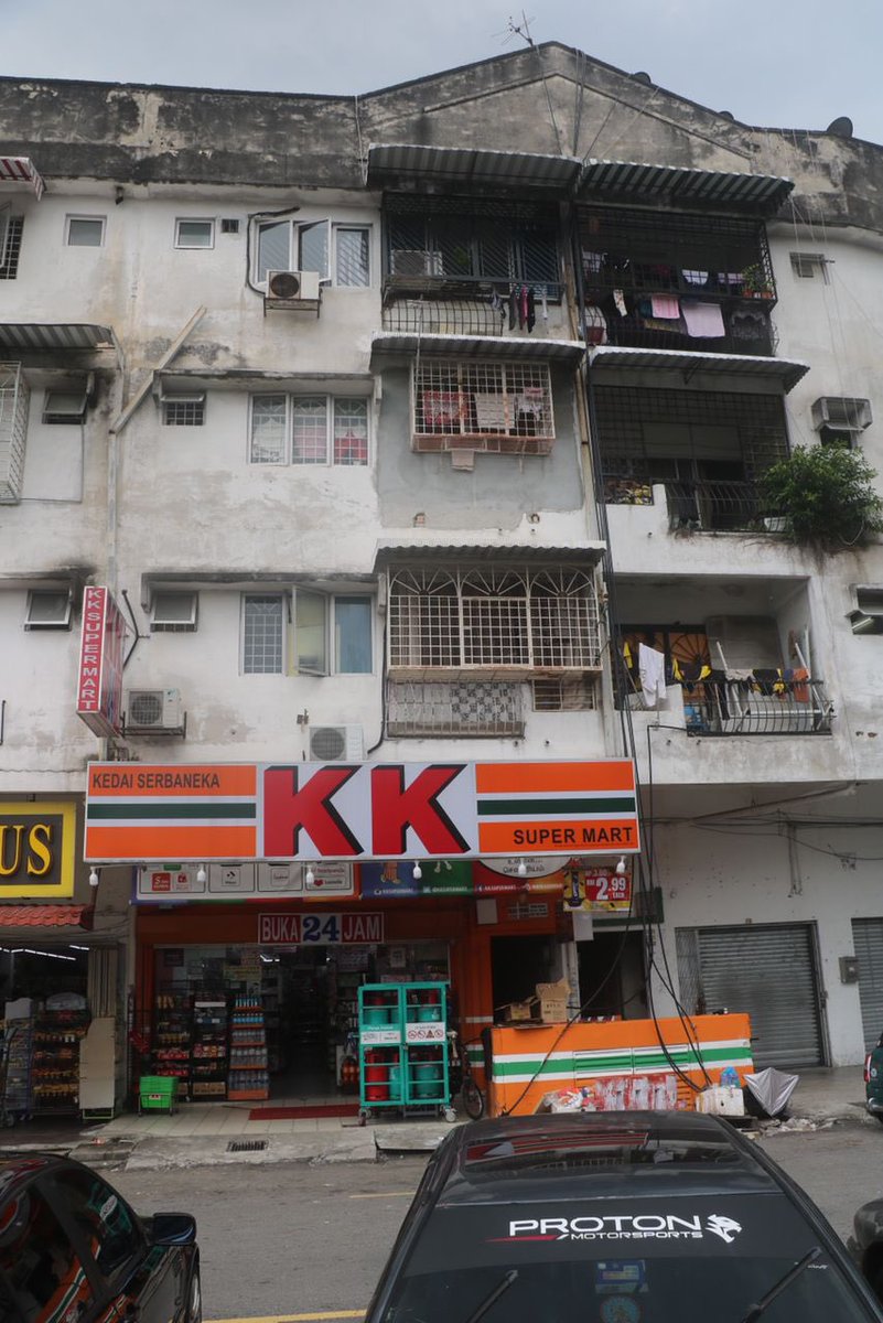 bernamadotcom's tweet photo. Polis Ampang berjaya menahan lima suspek lelaki tempatan berumur 24 hingga 26 tahun dipercayai terlibat satu kes rompakan berkumpulan di Rumah Kedai di Jalan Mewah 3, Taman Ampang Mewah Selangor. 

Pihak polis juga merampas sebuah kereta, dua buah topi keledar, satu kunci kereta serta sebatang paip PVC yang dipercayai berkait dengan kes terbabit.

📸 Polis Daerah Ampang Jaya

#BernamaNews