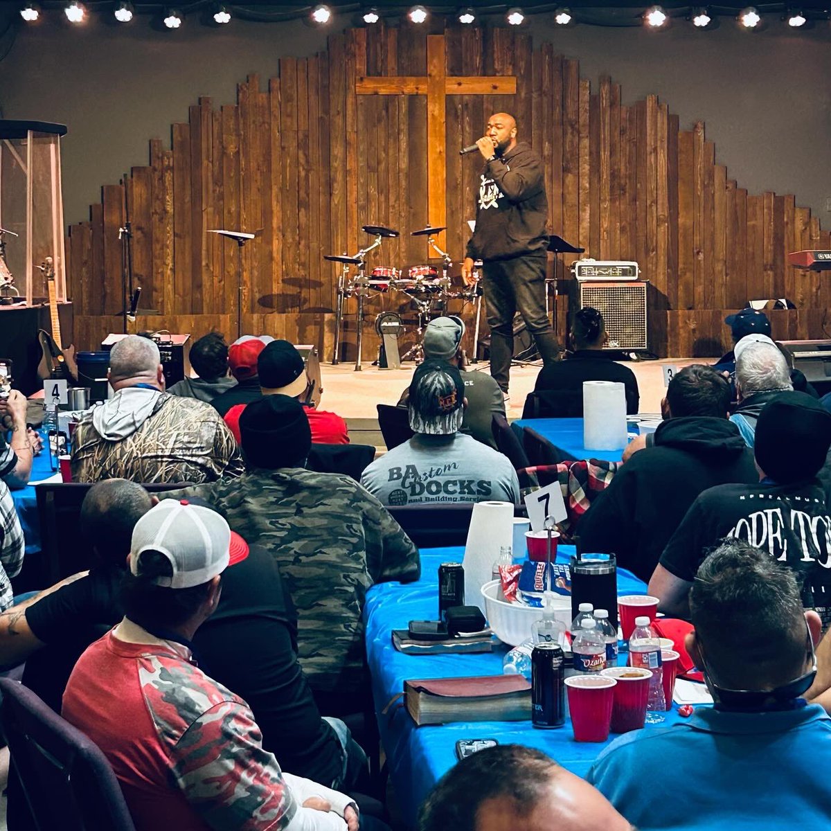 vonwon's tweet photo. Menβs Encounter North
200 Men on π₯fire for God.
Invited to be the keynote speaker!
Spirit of God was in the room.
Gave em some music, some word, some laughs and some inspiration! John 9! Man Born Blind! #LordUseMe https://t.co/YesNB2nkKi
