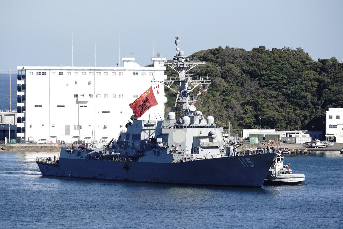 ラファエルペラルタ、バトルフラッグ掲げて入港USS Rafael Peralta(DDG