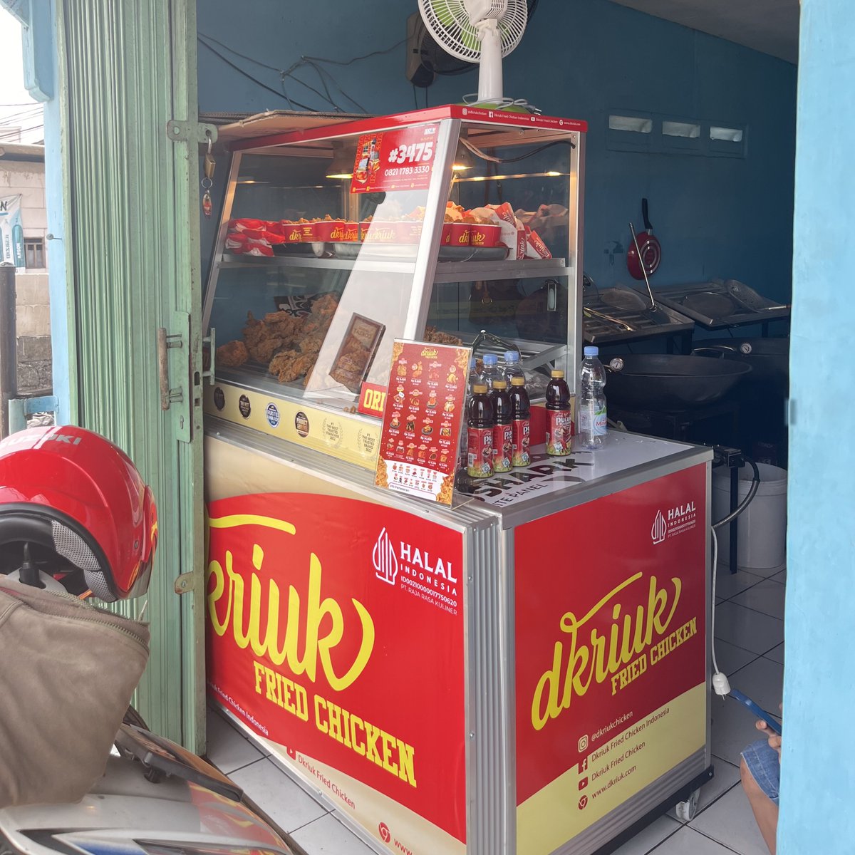 Gua baru aja buka franchise Dkriuk Fried Chicken di Cibinong

Gua mau cerita dari sudut pandang org yg pertama kali nyobain sistem ini dan banyak gak taunya

Buat kalian yang penasaran mau coba franchise dan biar gak clueless, mangga disimak 🧵