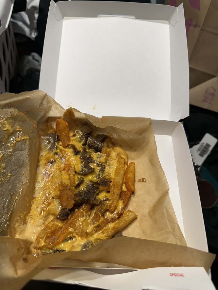 Tacoface14's tweet photo. @tacobell what the actual fuck is this shit https://t.co/XoEQGnhv0i