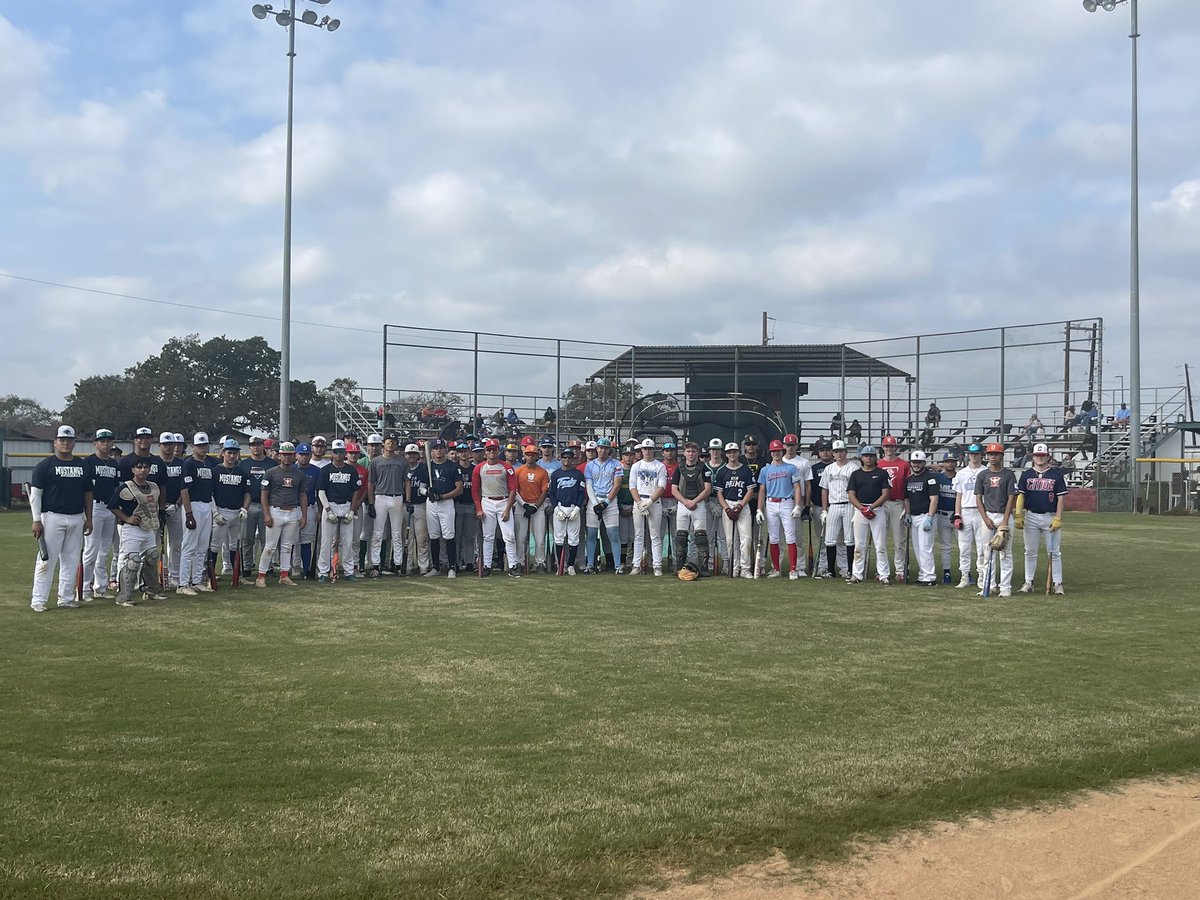 KGRIFF139's tweet photo. Great turnout today in Cuero Texas….Thanks to the players and coaches for a great showcase!… keep chasing it. https://t.co/PWoCkWlidY