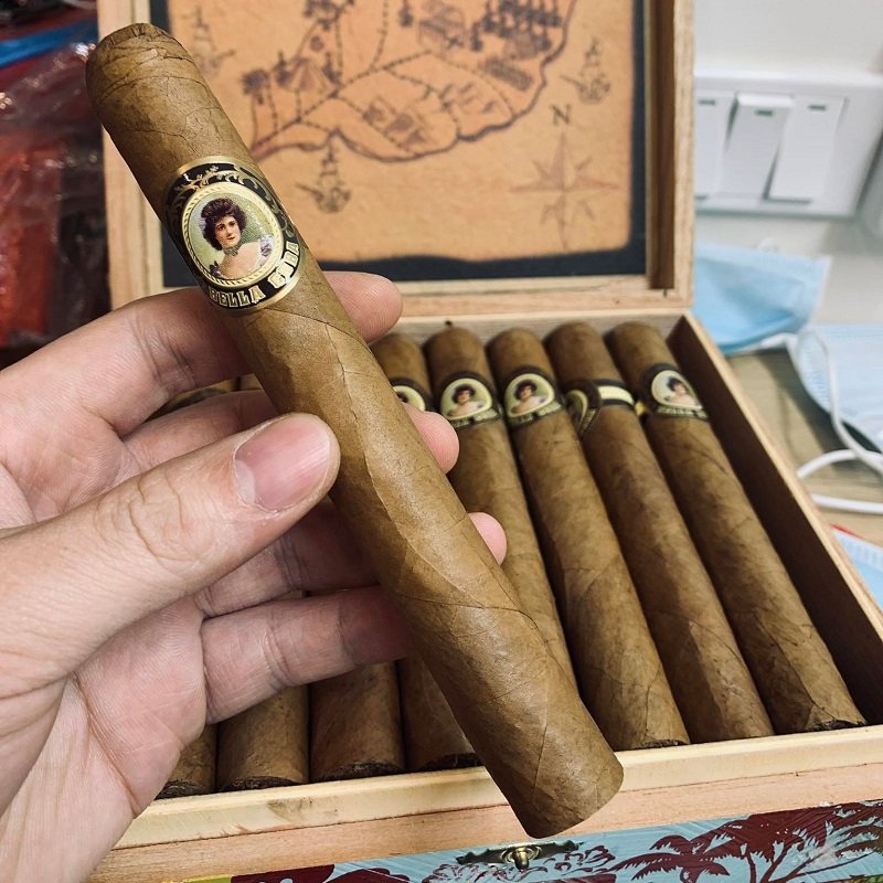 kaycigars's tweet photo. Bella Cuba Shade Robusto
230.00 บาท
เฉดสีเบลล่าคิวบานำรสชาติหวานและอ่อนโยนของเม็ดมะม่วงหิมพานต์อัลมอนด์กาแฟและไอศกรีม ทำด้วยมือในโดมินิกันที่มีส่วนผสมของใบไม้จากที่นี่ล้อมรอบชั้นด้านนอกของใบนุ่มคอนเนตทิคัต
สนใจ สะกิด👇 https://t.co/nRxejwZh0q https://t.co/unEGxgDVkw