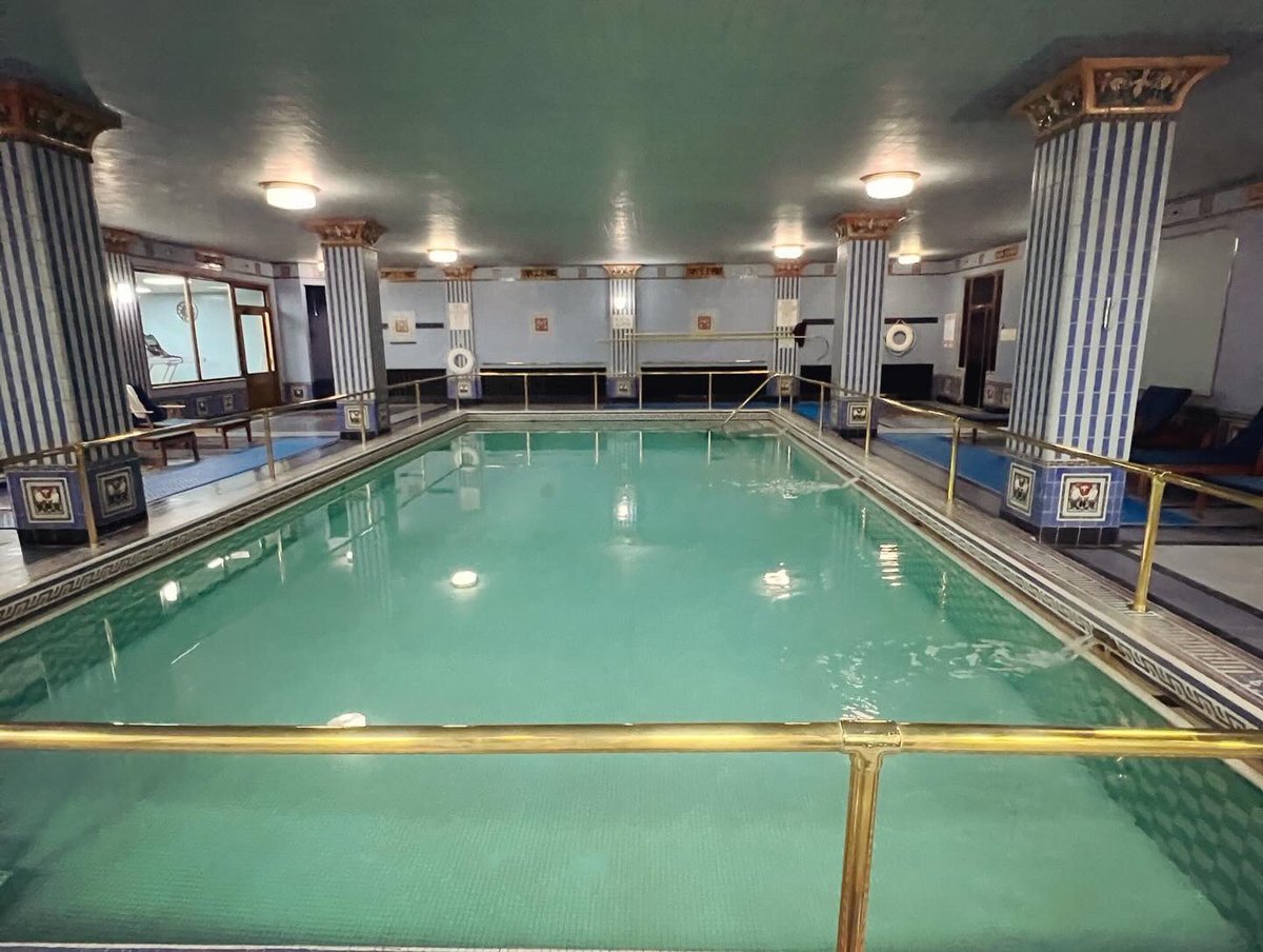 octoberxswimmer's tweet image. “Would you mind turning around so I could put on my bathing suit…?”⛵️

#biltmorehotel #cruelintentions #swimmingpoolscene #ryanphillippe #sebastianvalmont #reesewitherspoon #annettehargrove #90s