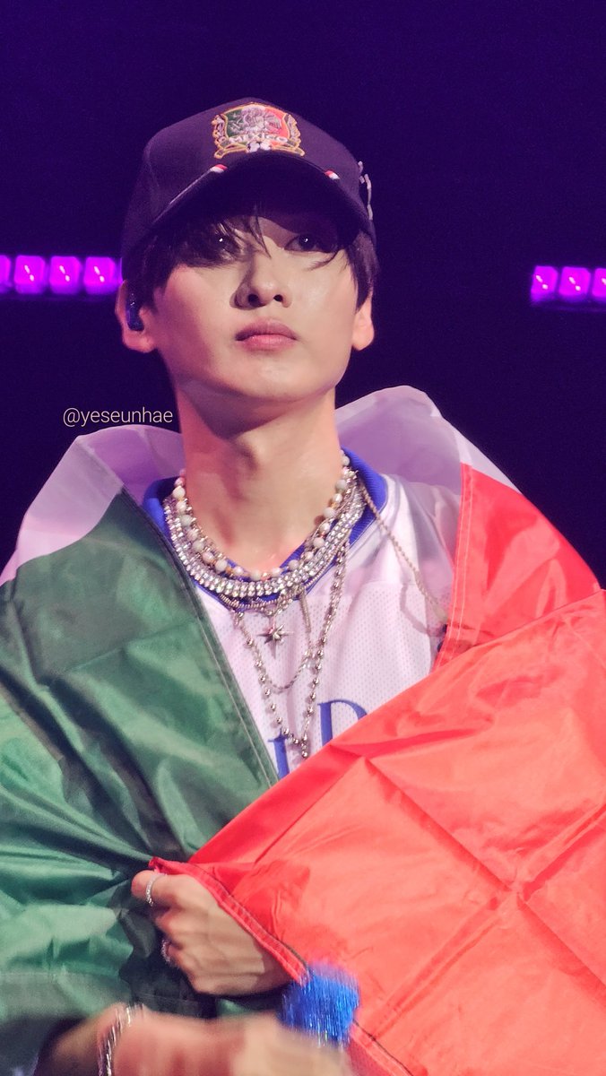 yeseunhae's tweet photo. Hyukjae todo majestuoso con la bandera y la gorra de México 😭🩷

#DElight_PartyinMexico
#Hyukjae #EUNHYUK #혁재
#은혁 @AllRiseSilver https://t.co/5dMlkr99iO