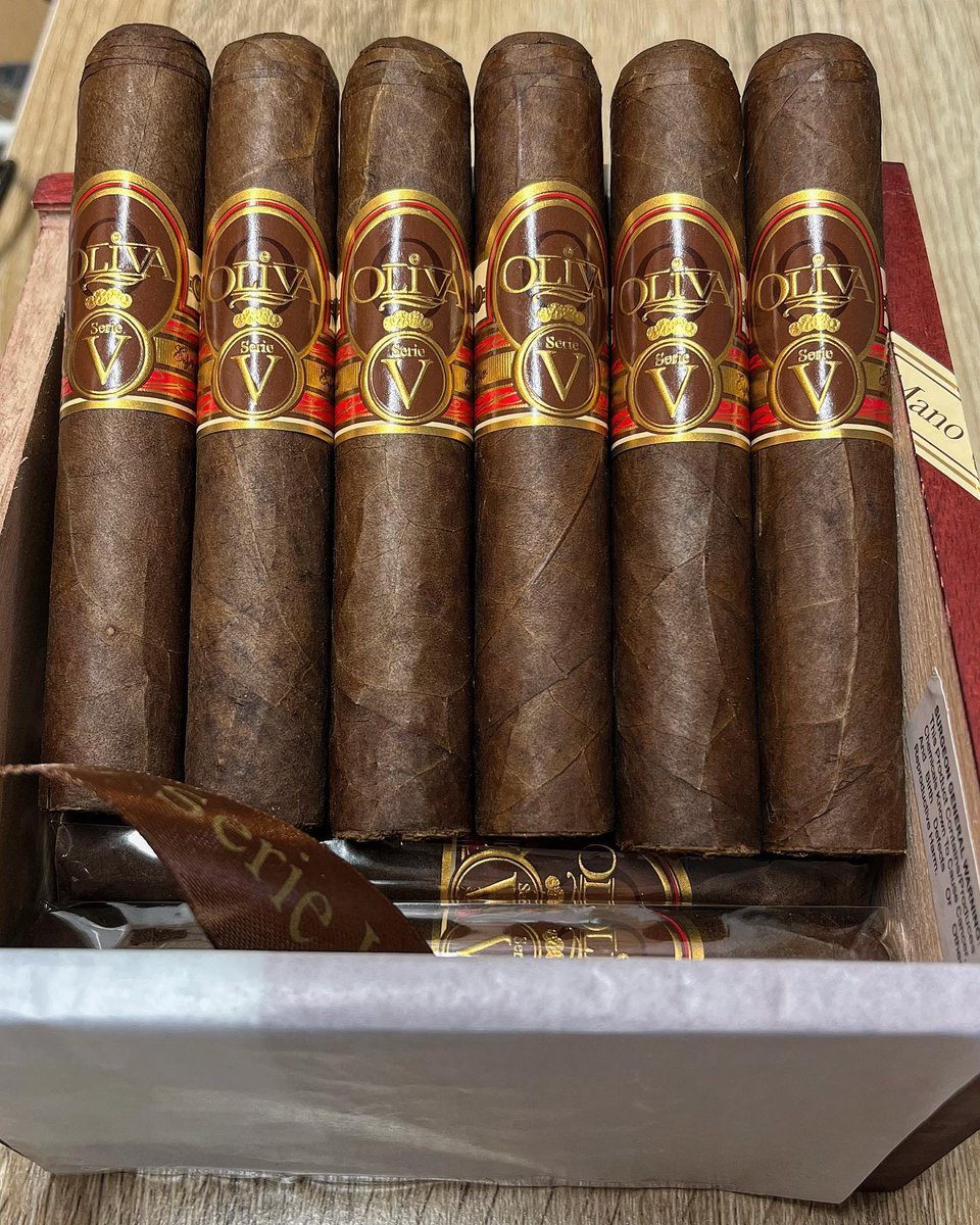 kaycigars's tweet photo. #OlivaSerieV Double Robusto("5x54")
750.00 บาท
📲 https://t.co/nRxejwZh0q
#ซิการ์ #cigar #ยาเส้น https://t.co/mSjvarbHIR