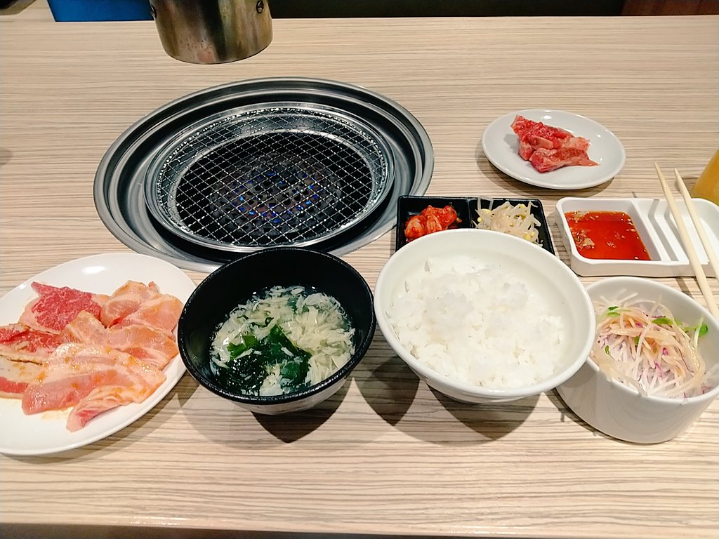 Lotus_Bangohan's tweet photo. 焼き肉���ゆっくり焼きながら食べたいからひとりがいちばん気楽。 https://t.co/PaPvt1fnIe