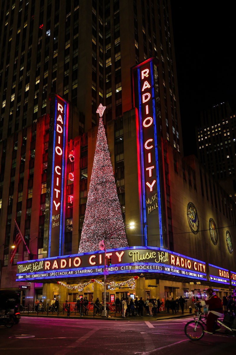 #radiocitymusichall #newyorkcity #nyc #newyorkcitychristmas #christmas #christmasinnyc
 #christmasdecorations #beautiful #stunning #nightphotography