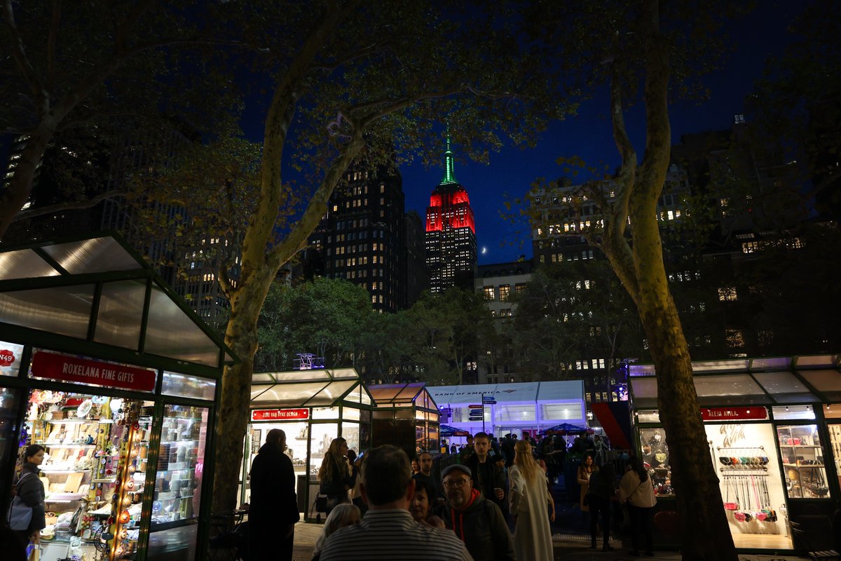 #bryantpark #wintervillage #bryantparkwintervillage #nyc #christmasinnyc #newyorkcity #winter #empirestatebuilding