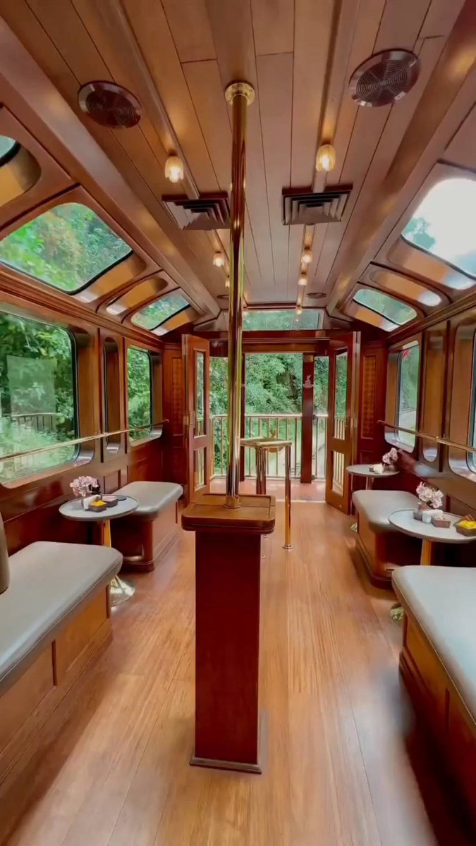 The spring water is tinkling, the breeze is like water, the white clouds are dotted, and the blue sky is like washing.