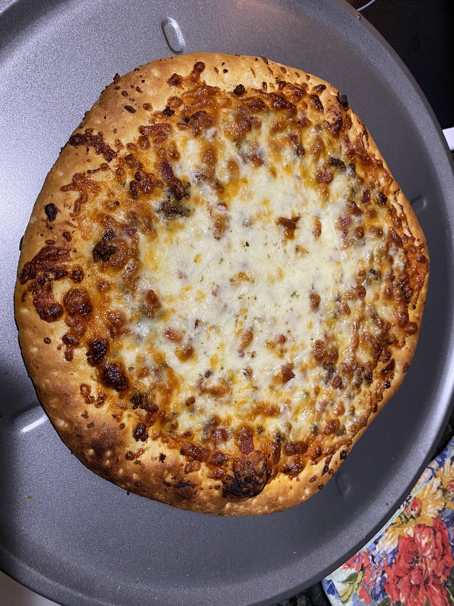 UKCATSby90's tweet photo. Bacon Cheeseburger Pizza to celebrate the official return of the #Mildcats #20sBOX https://t.co/i5vYfLXe8Y