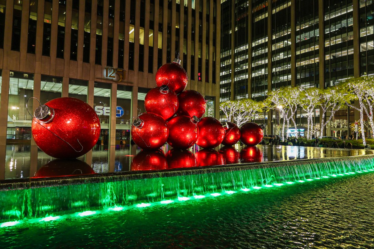 #radiocitymusichall #newyorkcity #nyc #newyorkcitychristmas #christmas #christmasinnyc #christmasballs #christmasdecorations #beautiful #stunning #nightphotography