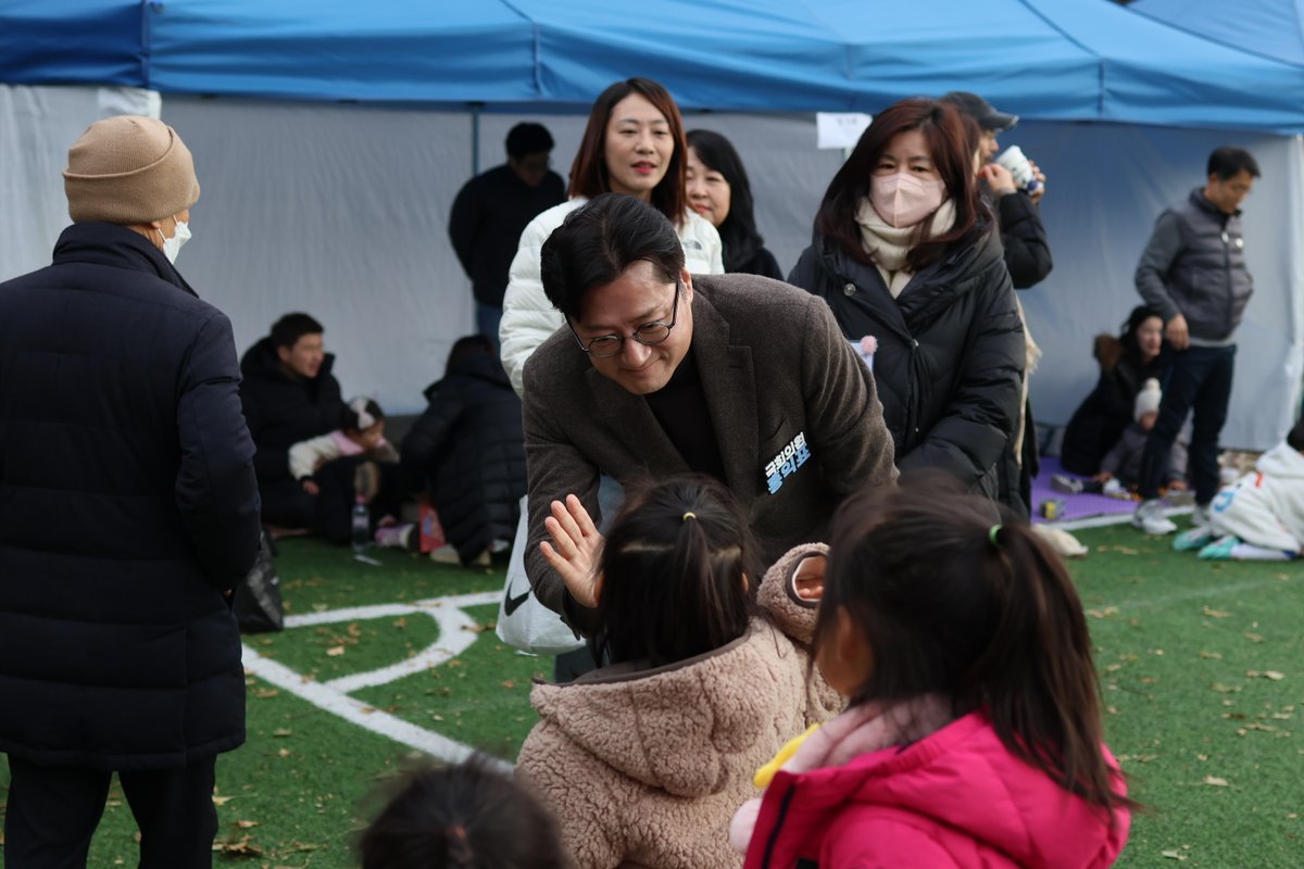 peace_hong's tweet photo. 제2회 서리풀 유소년 축구대회에 함께 했습니다.
유소년 축구선수들과 학부모님들의 함성이 경기장 바깥까지 들릴만큼 대회 열기가 뜨거웠습니다. https://t.co/A9l00o5vLU