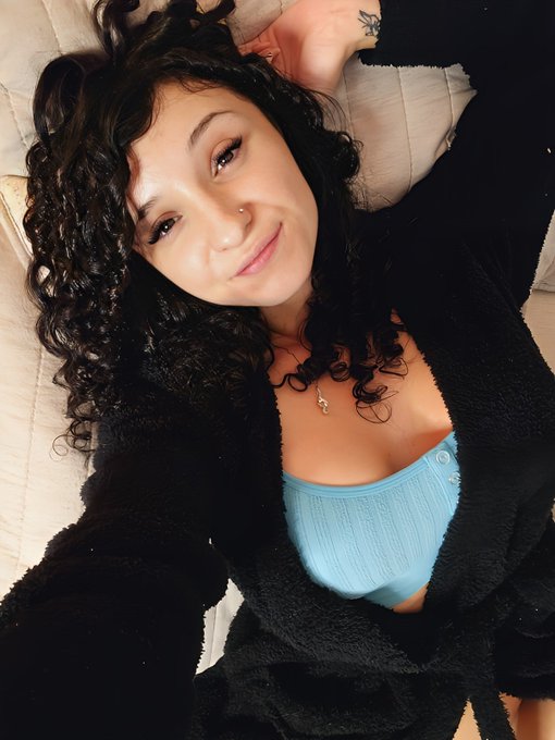 Are u ready to cuddle me and watch movies? #vibes https://t.co/ZbFozEC8P6<a href="/tag/vibes"class="tags">#vibes</a>