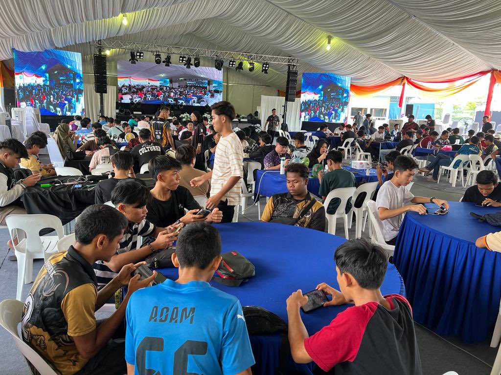 SenawangTV's tweet photo. KUD ESPORT PUTRAJAYA 2023 🏆🎮🇲🇾 

Waghih yang handal esport dijemput join KUD Esport di Putrajaya.

Hadiah terkumpul sehingga RM5000

🔺MLBB - RM2000
🔺PUGM - RM2000
🔺FIFA23 PS5 - RM1000

Link - https://t.co/zNE61S9Nws

📍Anjung Flora Presint 4 Putrajaya
📅25 &amp; 26 November 2023 https://t.co/ugrwCgUN94