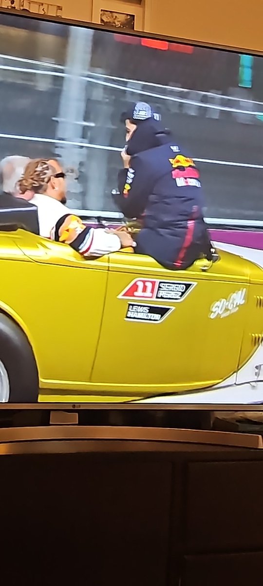a_rl's tweet image. Buen lío para que cada piloto subiera a su auto para el parade #LasVegasGP  #LasVegasGrandPrix lo mejor un auto descompuesto, Checo y Hamilton compartiendo 1 asiento
