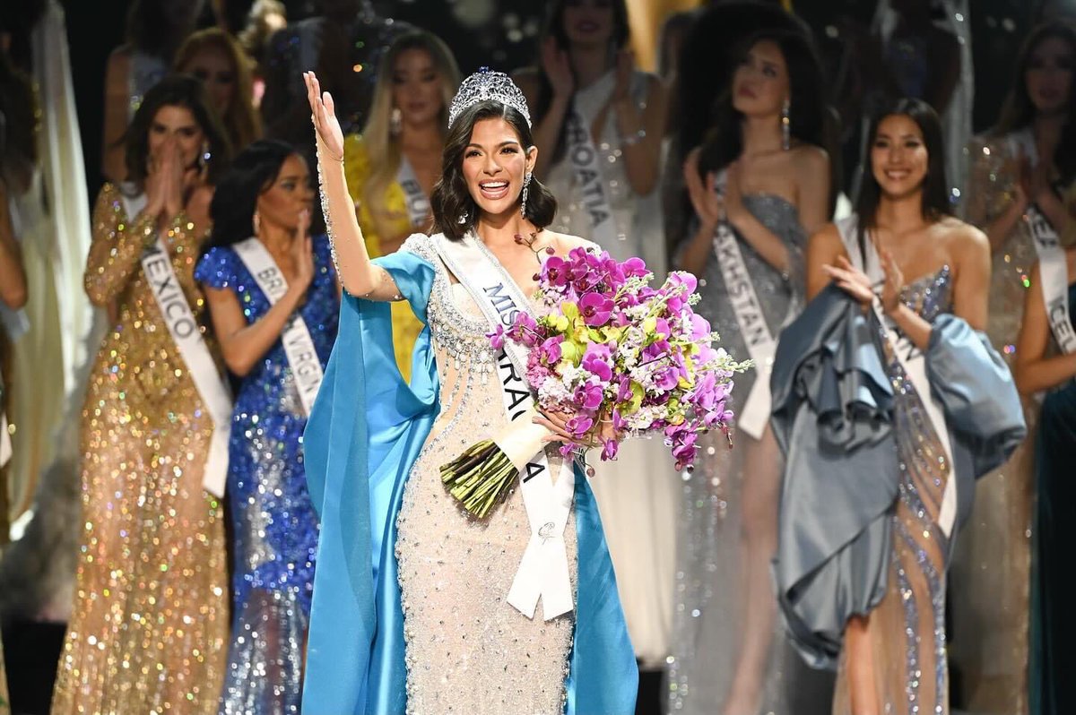 El nombre de Nicaragua resonó en el mundo, hoy.

La representante de la tierra de lagos y volcanes estuvo en el top 20, top 10, top 5, top 3 y conquistó el título de belleza más importante: Miss Universo. 

¡Muchas felicidades, Sheynnis Palacios! ❤️👑🇳🇮👏🏽
