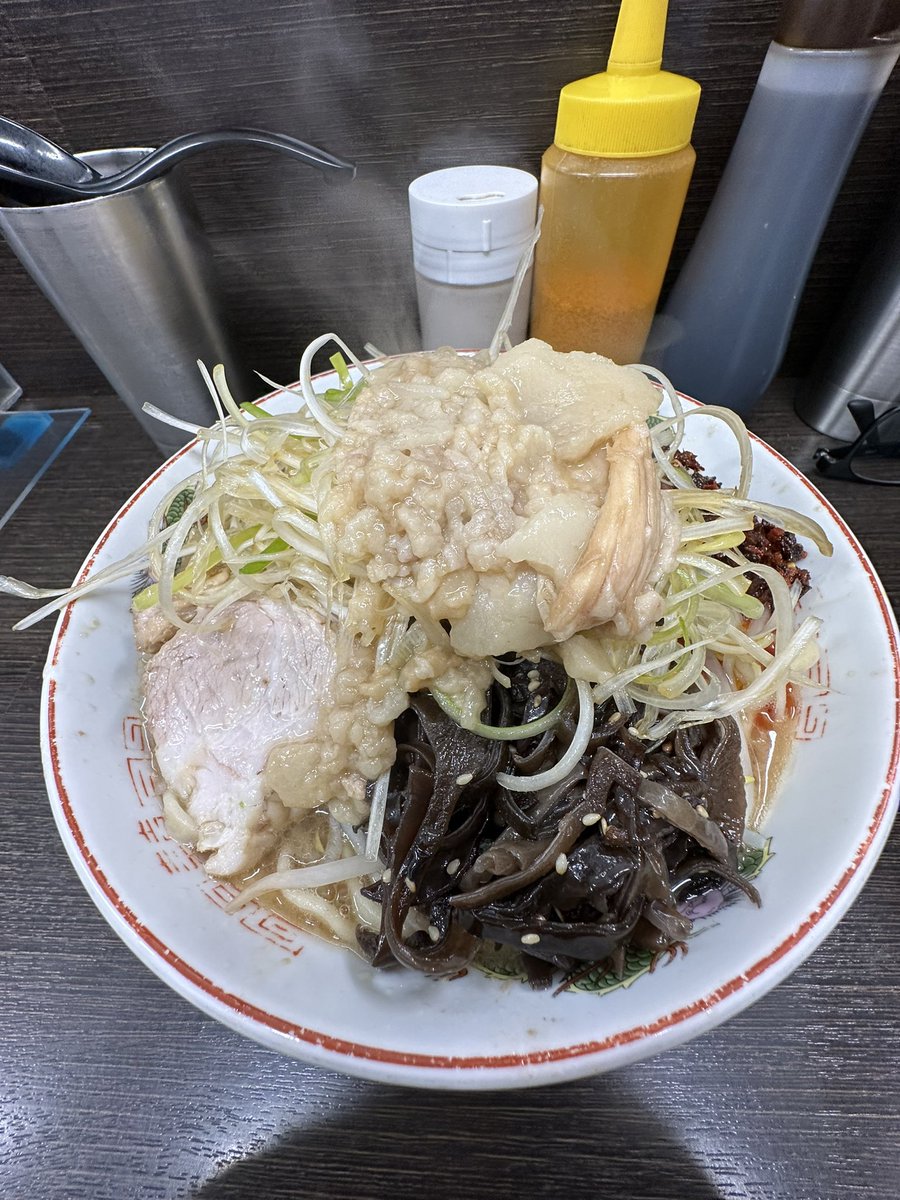 r254non's tweet photo. 久しぶりの川越二郎
開店前には約２０人が並んでた

ラーメンにネギ　ラー油のトッピング
コールは野菜少なめ　ニンニク　アブラ　あれ
　
実に美味い！

#ラーメン二郎川越
#ラーメン二郎 https://t.co/nIgZCYINOw