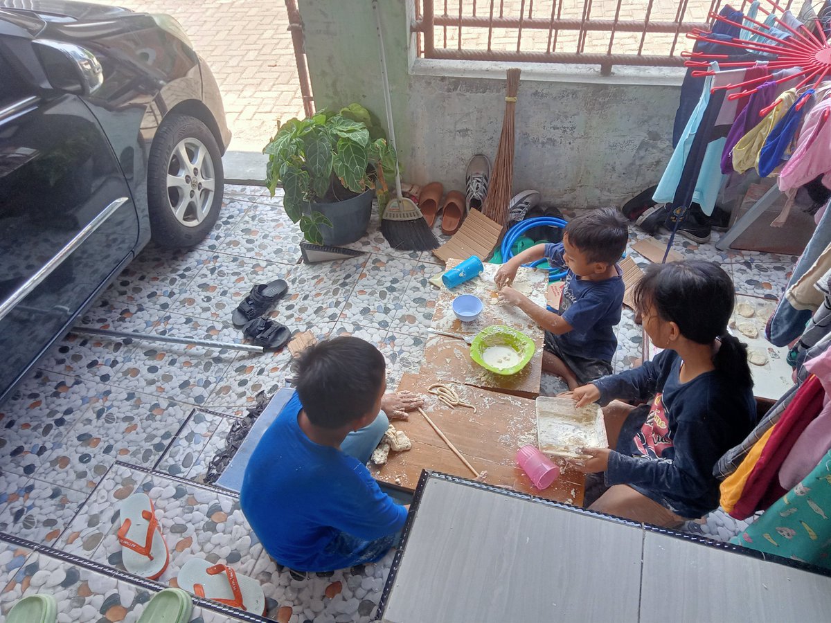 Daripada main hp lebih baik rumah yg berantakan kata bapaknya🤣🤣🤣
Judulua momong ponakan yg super aktif