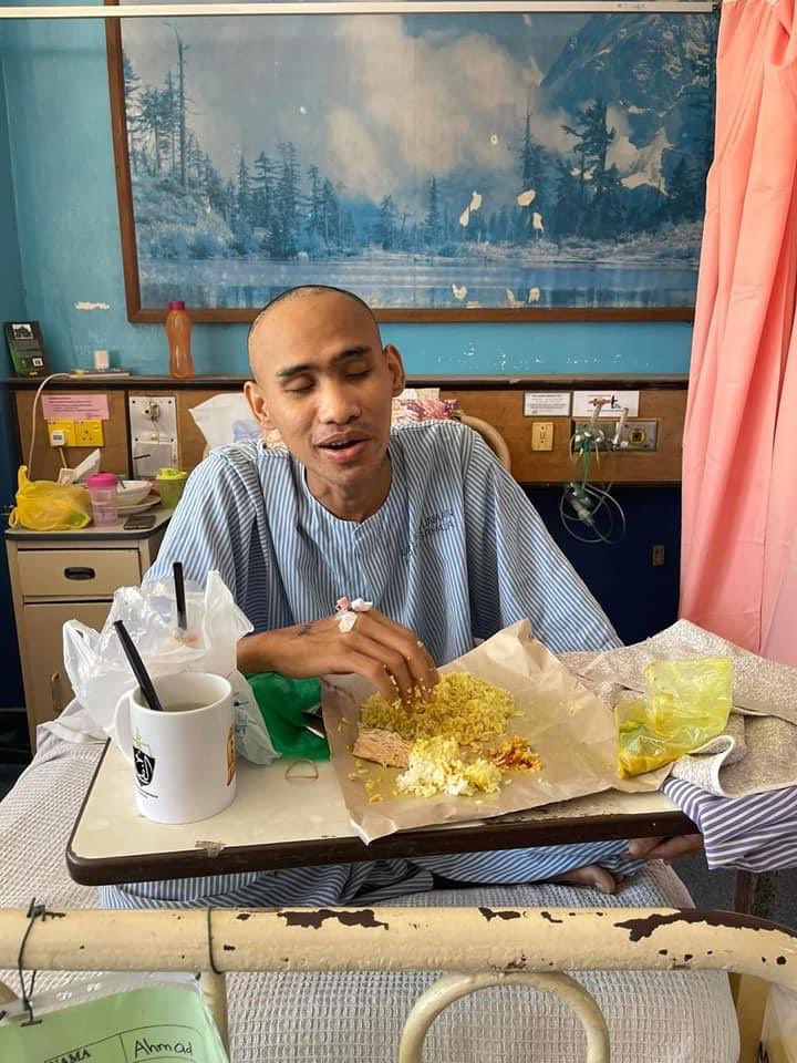 sidchan's tweet photo. Innalillahiwainnahirojiun @itehii 
Beberapa ketika lepas tu saya dapat tahu dia menghidap cancer dan kesihatannya merosot dari hari ke hari. 

Hari ni dapat khabar dia pergi selamanya. Semoga ditempatkan dikalangan orang-orang beriman. Al-fatihah. https://t.co/4O50vHiUa5